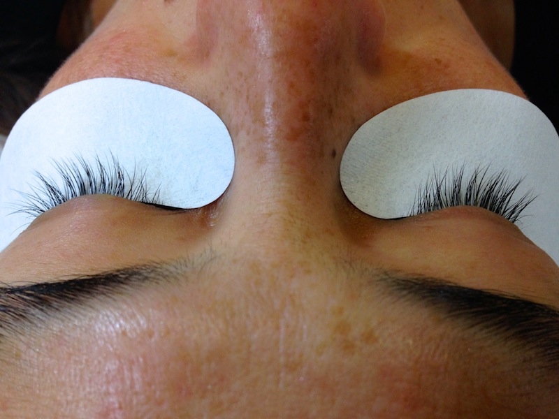 pros and cons of eyelash extensions