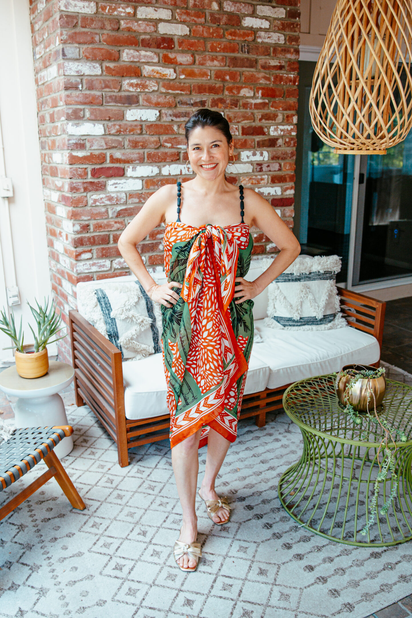 How To Tie A Sarong - 4 Ways To Style A Sarong - VSTYLE